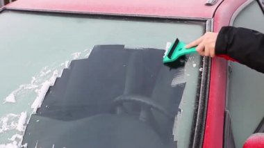 El buz gelen arabanın ön cam kazıma