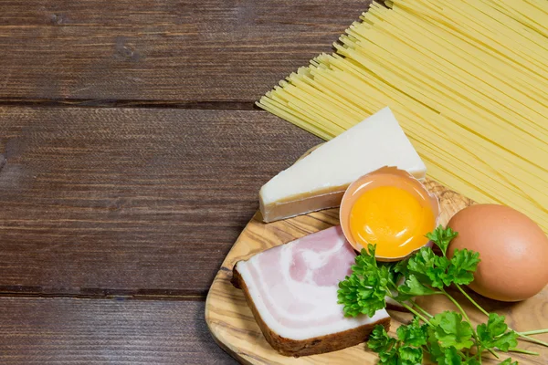 Spaghetti carbonara ingredientes en el escritorio de madera —  Fotos de Stock