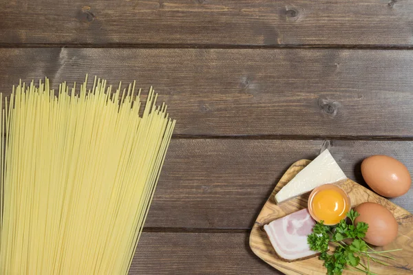 Ingredientes para espaguetis carbonara tradicionales —  Fotos de Stock