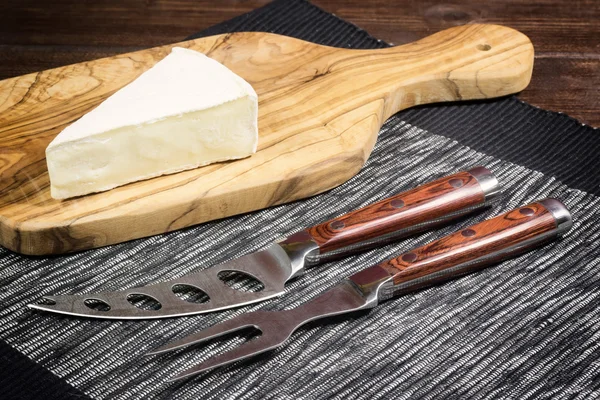 Fromage avec moule blanc et couteau à fromage et fourchette — Photo