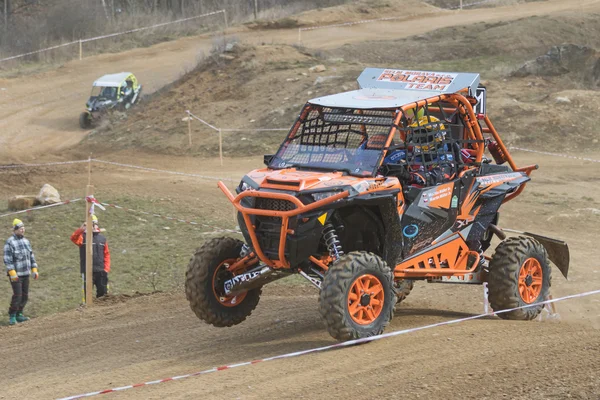 Off road coche está saltando — Foto de Stock