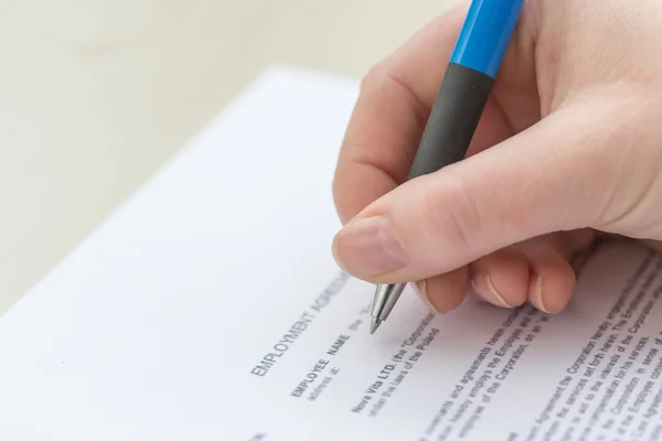 Rellenar a mano formulario contrato de empleo — Foto de Stock
