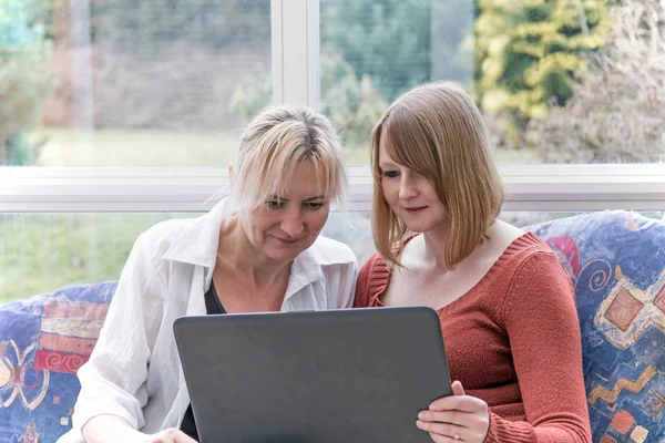 Vrouw zijn samen op zoek naar een laptop — Stockfoto