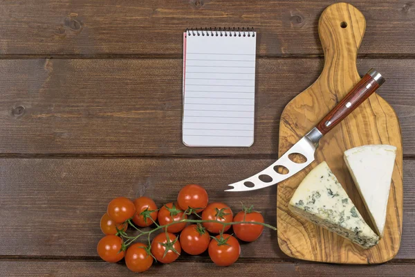 Sýr, rajčata a papírový Poznámkový blok — Stock fotografie