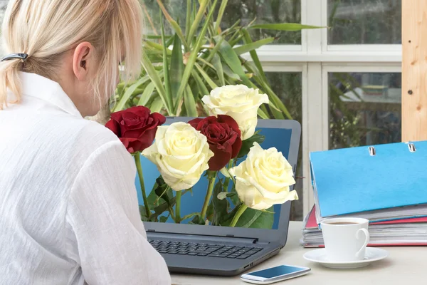 Vrouw en boeket rozen — Stockfoto