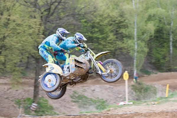 Dynamische schot van twee renners springen een zijspan — Stockfoto