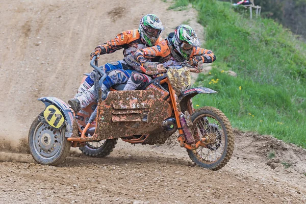 Zijspan renners rijden op de beurt — Stockfoto