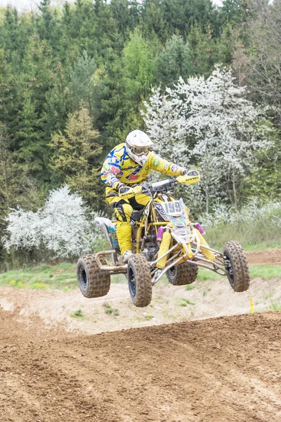 Quad rider em amarelo está pulando. Verticalmente . — Fotografia de Stock