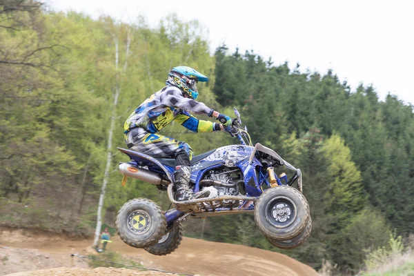 Quad rider hacer frente bien a un salto de altura — Foto de Stock