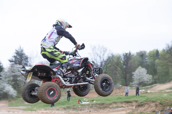 Rear view of quad rider in jumping — Stock Photo, Image