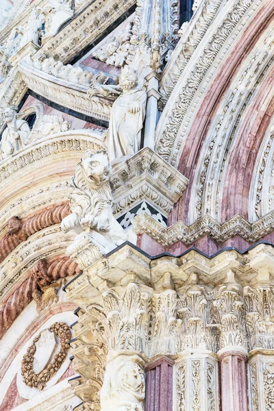 Exterior of the cathedral in Siena closeup — Stock Photo, Image