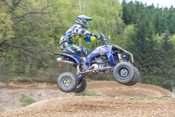 Colpo dinamico di salto del corridore Quad — Foto Stock