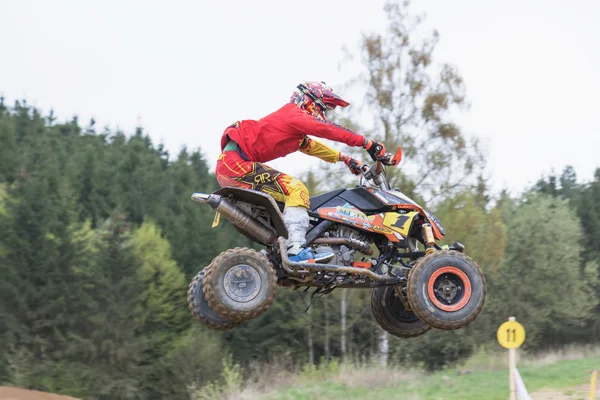 Close up dinâmico tiro de quad rider em salto em altura — Fotografia de Stock