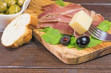 Dilimlenmiş İspanyol jambonu ve zeytin içecekleri. Yatay