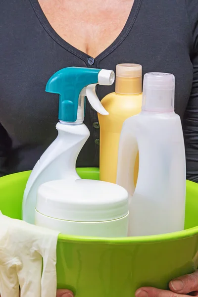 Donna sta tenendo detergenti per la casa — Foto Stock