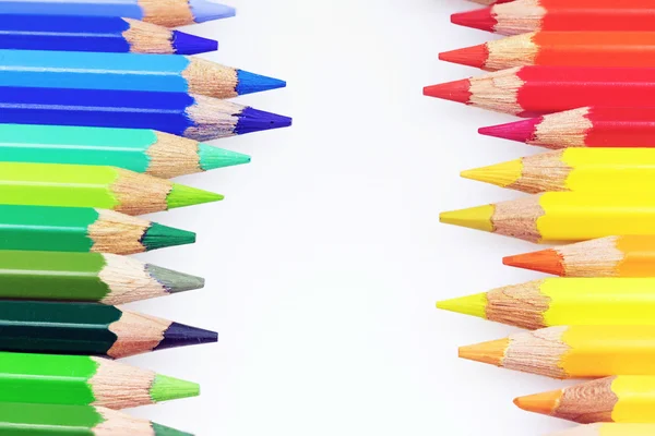 Красочные карандаши на белой бумаге — стоковое фото