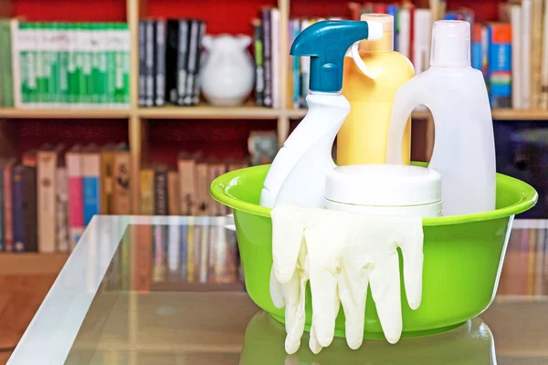 Detergenti per la casa in soggiorno. orizzontalmente . — Foto Stock
