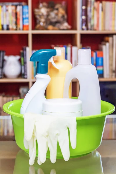 Detergenti per la casa in soggiorno. Verticalmente . — Foto Stock