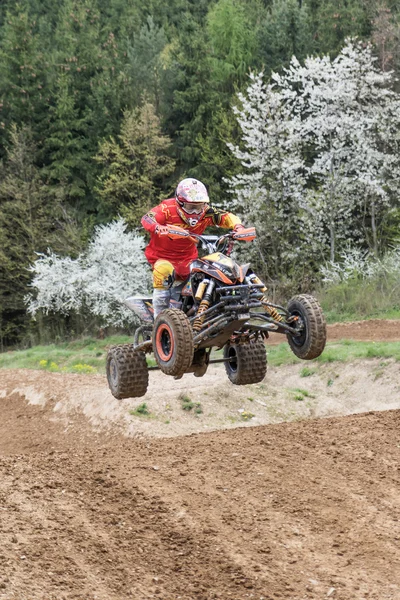 Quad ryttare hoppning. Vertikalt. — Stockfoto