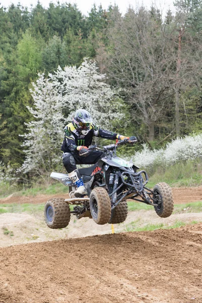 Quad rider saute dans la nature printanière — Photo