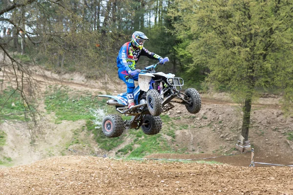 Quad rider é salto alto no terreno difícil — Fotografia de Stock