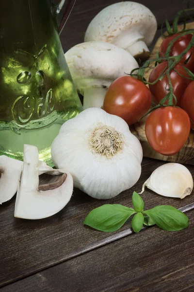 L'ail, les tomates, les champignons et le basilic vintage — Photo