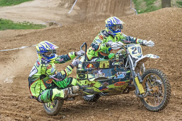 Vista ravvicinata della coppia dei piloti sidecar — Foto Stock