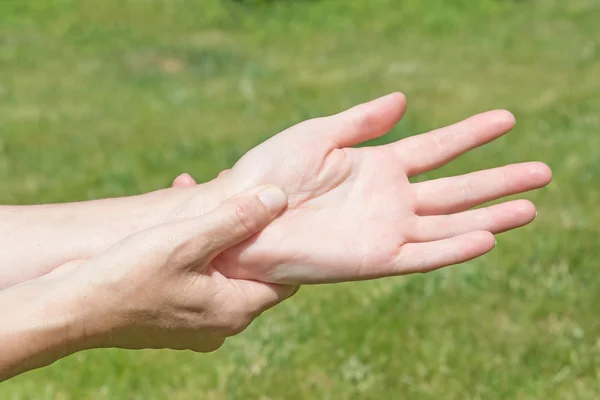 Femme montrant la douleur des mains — Photo