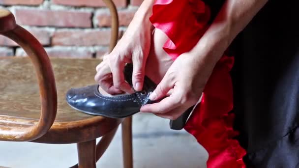 Danseuse de flamenco portant des chaussures en gros plan — Video