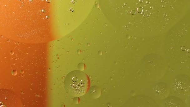 Imágenes abstractas de las gotas de aceite en movimiento — Vídeo de stock