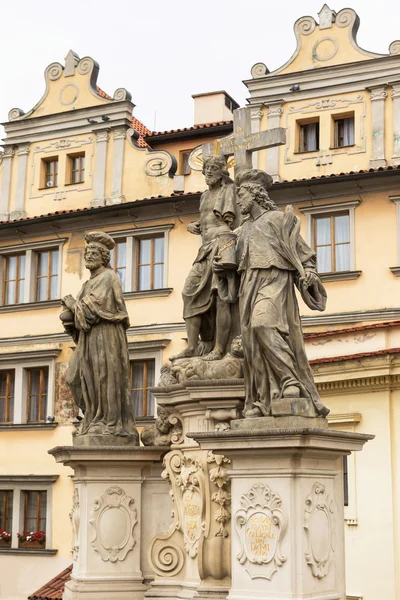 Esculturas na famosa Ponte Carlos (Praga ) — Fotografia de Stock