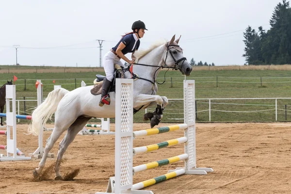 Dlouhovlasého krásná jezdkyně na bílém koni — Stock fotografie