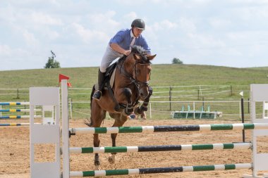 Mavi bir at üzerinde atlama içinde Süvari önden görünümü 