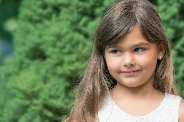 Retrato de niña mirando hacia los lados — Foto de Stock