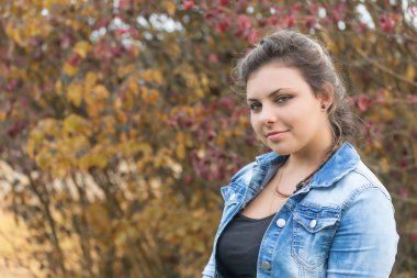 genç kız açık havada portresi