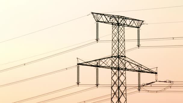 Images temporelles du pylône électrique au coucher du soleil — Video