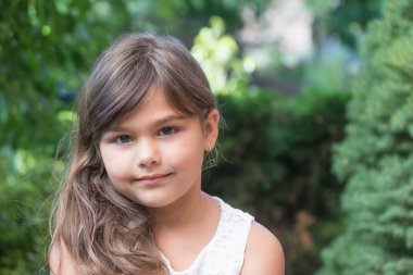 Dışarıdaki küçük kızın portresi.