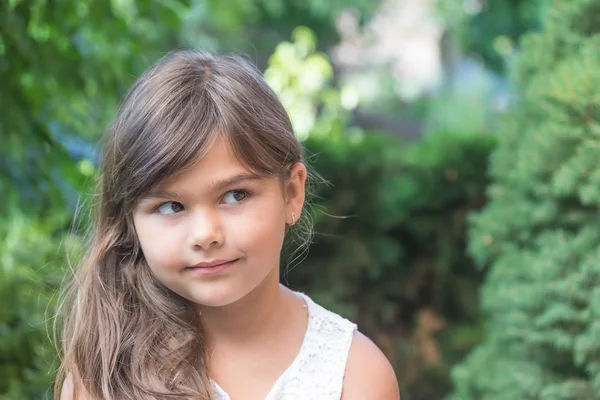 Niña atractiva con el pelo largo — Foto de Stock