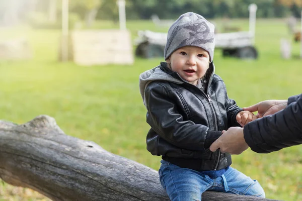 Lindo Niño Vestido Con Una Chaqueta Cuero Está Jugando Parque —  Fotos de Stock