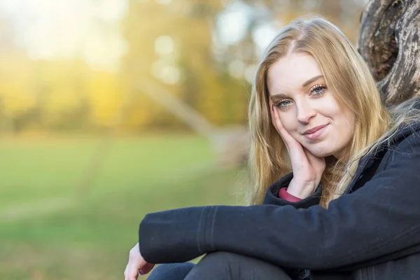 Sorridente Giovane Donna Posa Nel Parco Autunnale Sostenendo Testa Con — Foto Stock