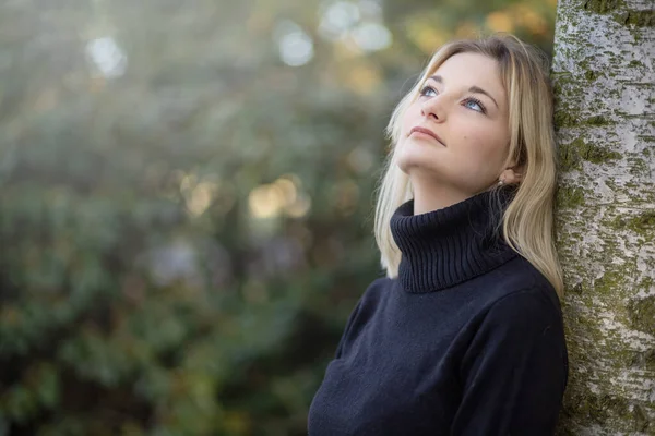 Serious Young Girl Dressed Turtleneck Posing Autumn Park Looking Horizontally — Stock Photo, Image