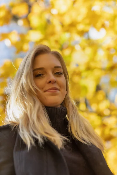 Vista Inferiore Attraente Giovane Donna Sorridente Alla Fotocamera Verticalmente — Foto Stock