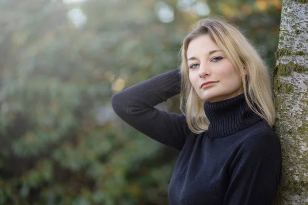 Schöne Junge Mädchen Mit Rollkragen Posiert Herbstlichen Park Und Blickt — Stockfoto