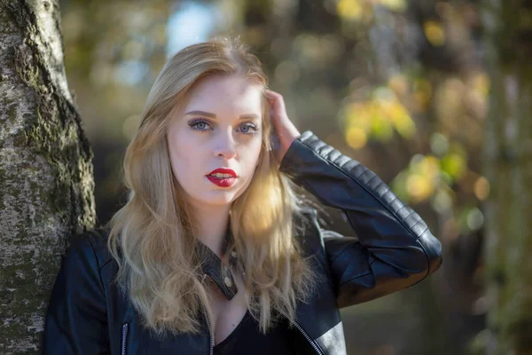 Attraktives Langhaarmädchen Mit Roten Lippen Lederjacke Posiert Herbstpark Horizontal — Stockfoto