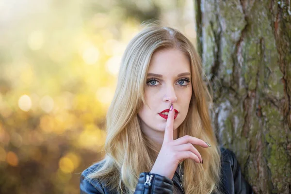 Attraktives Langes Haar Mädchen Mit Roten Lippen Gestikuliert Shhh Posiert — Stockfoto