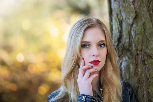 Vonzó Hosszú Hajú Lány Piros Ajkakkal Gesztikulál Pózol Őszi Parkban — Stock Fotó