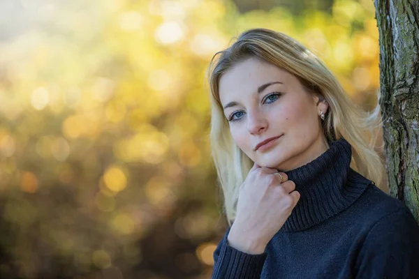 Ein Ernstes Junges Mädchen Mit Rollkragen Posiert Herbstlichen Park Und — Stockfoto