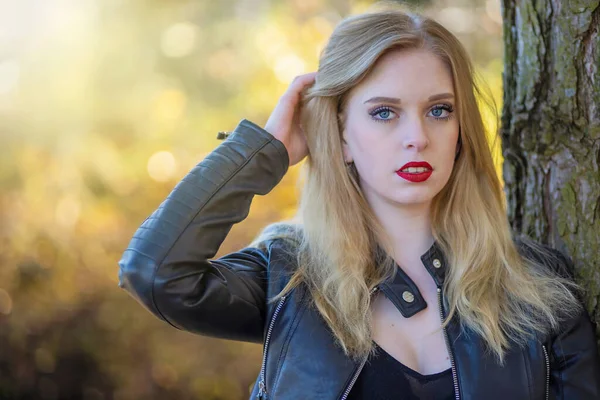 Attraktives Langes Haar Blondes Mädchen Mit Roten Lippen Lederjacke Blickt — Stockfoto