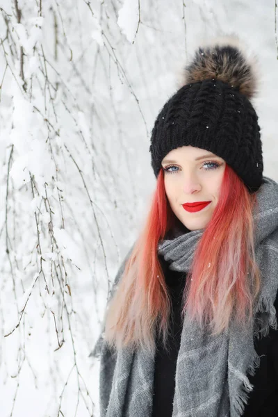 Porträt Eines Lächelnden Mädchens Mit Roten Haaren Winterlicher Natur Das — Stockfoto