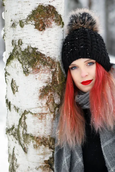 Porträt Eines Attraktiven Mädchens Mit Rotem Haar Und Kopf Das — Stockfoto